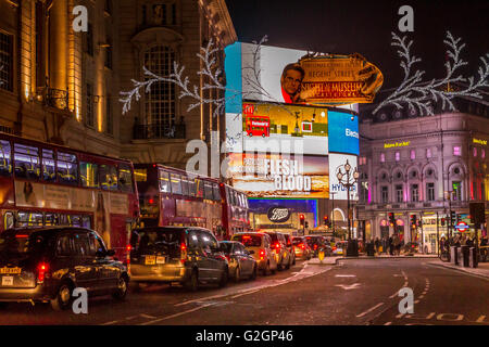 Accodamento di traffico verso Piccadilly Circus ,con il Regent Street le luci di Natale in mostra a Londra Foto Stock