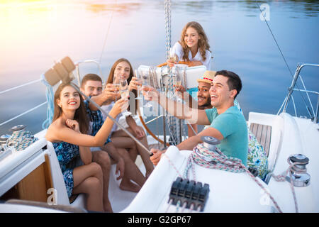 Persone con bevande tenendo selfies. Foto Stock