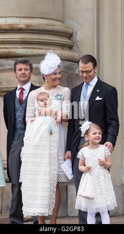 Baby Principe Oscar di Svezia il battesimo - Crown Princess Victoria guarda al suo marito Foto Stock