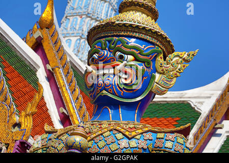 Virulhok (Wirunhok) Yaksha gigante demone custode del tempio statua al Wat Phra Kaew tempio complesso, Bangkok, Thailandia Foto Stock