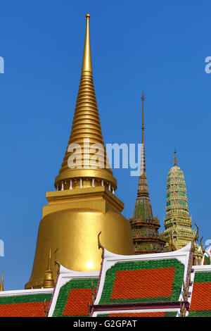 Phra Si Rattana Chedi stupa dorati, Phra Mondop e Prasat Phra Thep Bidon presso il Wat Phra Kaew complesso tempio di Bangkok, Thailandia Foto Stock