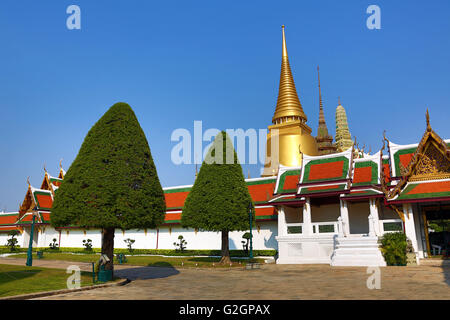 Phra Si Rattana Chedi stupa dorati, Phra Mondop e Prasat Phra Thep Bidon presso il Wat Phra Kaew complesso tempio di Bangkok, Thailandia Foto Stock