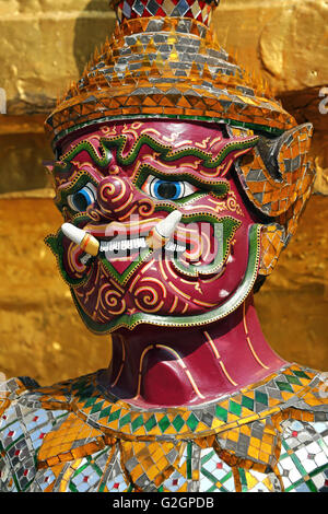 Il demone Yaksha statua al Wat Phra Kaew tempio complesso del Tempio del Buddha di Smeraldo di Bangkok, Thailandia Foto Stock