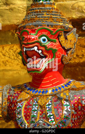 Il demone Yaksha statua al Wat Phra Kaew tempio complesso del Tempio del Buddha di Smeraldo di Bangkok, Thailandia Foto Stock