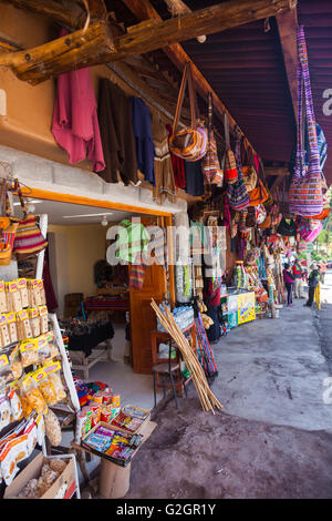 Tappa turistica sulla strada per il Pisac rovine Inca nella Valle Segreta del Perù Foto Stock