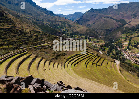 Vista del Inca terrazzi agricoli a Pisac con copertura protettiva sopra le rovine in pietra in primo piano Foto Stock