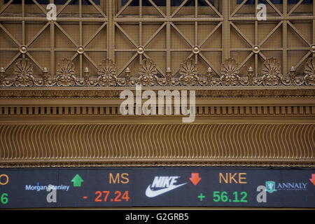 Esecuzione di teleborsa Banner sulla New York Stock Exchange (NYSE) di parete esterna, di New York City, NY, STATI UNITI D'AMERICA Foto Stock