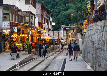 La vita serale in Aguas Calientes a base di Machu Picchu, Perù Foto Stock