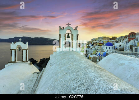 La chiesa di Agios Stefanos e Anastasi affacciato sul Mar Egeo, trovato a Thirasia resort in isola di Santorini, Cicladi Grecia Foto Stock