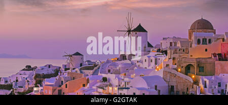 I mulini a vento di Oia a Santorini Island, famosi per la loro vista al tramonto si affaccia sul kaldera, nelle Cicladi in Grecia Foto Stock