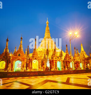 Vista notturna della Shwedagon pagoda in Yangon. Myanmar. Foto Stock