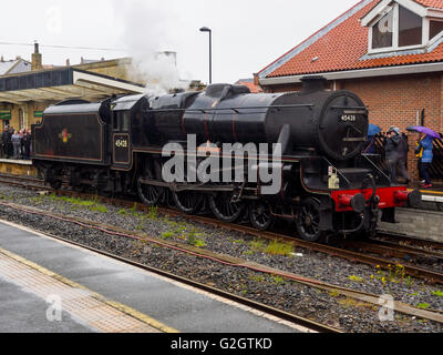 Ex classe LMS 5 locomotiva a vapore 45428 'Eric Treacy' sotto la pioggia a Whitby sulla North Yorkshire Moors Railway Maggio 2016 Foto Stock