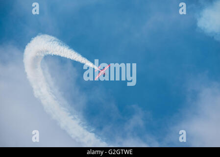 Cirrus aeromobile facendo acrobazie aeree all'Airshow di Lowveld Foto Stock