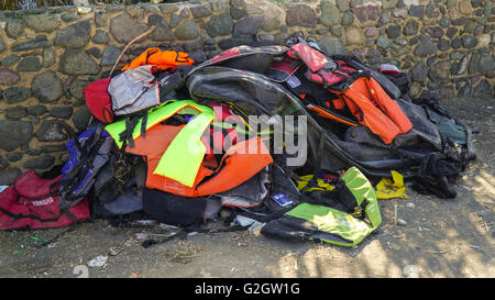 Lesbo, Grecia - 10 Ottobre 2015: abbandonati giubbotti di salvataggio sulla riva Foto Stock