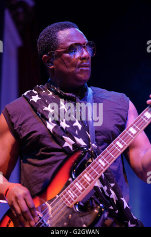 Andrew Levy del Brand New Heavies effettuando al Cheltenham Jazz Festival, Inghilterra, 2016 Foto Stock