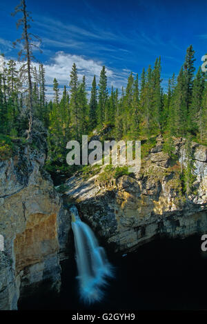 McNallie Creek Falls sulle cascate percorso (autostrada) (Mackenzie autostrada) vicino a Enterprise Northwest Territories Canada Foto Stock