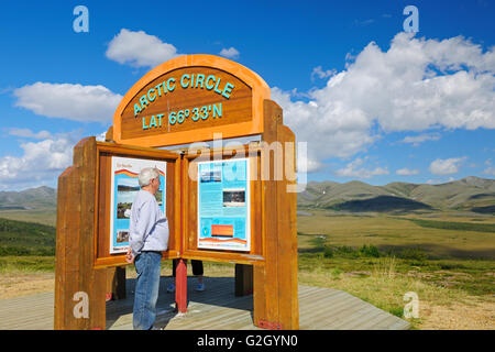 Dempster Highway (KM 405) Presso il Circolo Polare Artico Dempster Highway Yukon Canada Foto Stock