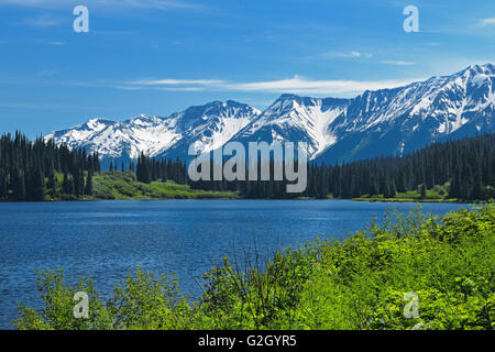 Mehan lago e la costa delle montagne sull'autostrada Stewart-Cassiar, Bell ll, British Columbia, Canada Foto Stock