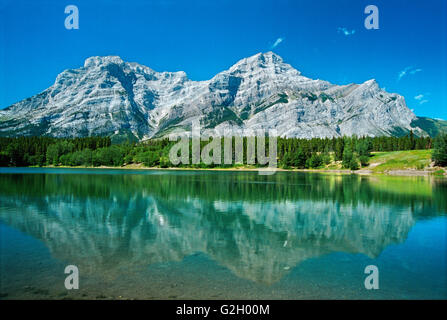 Stagno di cuneo di riflessione. Kananaskis paese Paese Kananaskis Alberta Canada Foto Stock