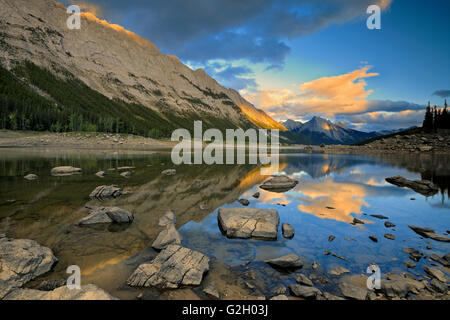 Lago di medicina nelle Montagne Rocciose Canadesi del Parco Nazionale di Jasper Alberta Canada Foto Stock