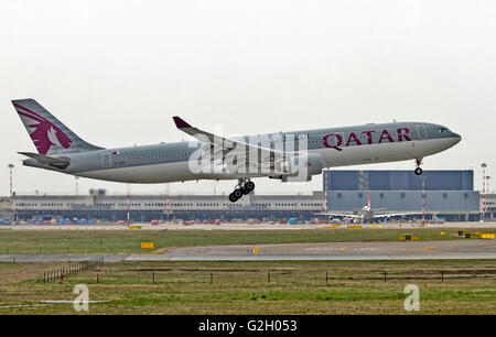 Qatar Airways Airbus A330 fotografato all aeroporto di Malpensa, Milano, Italia Foto Stock