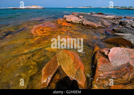 Rocce sul litorale di Isola di Windsor in Georgian Bay del Lago Huron vicino porto aderente Ontario Canada Foto Stock