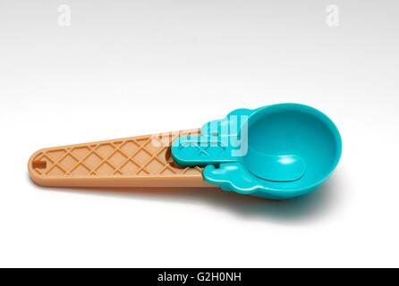 Una plastica blu ice cream scoop Foto Stock