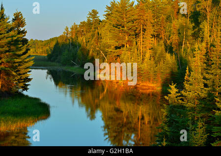 Sun impostazione su acqua a pettine si restringe, collegato al Lago dei boschi, Reed si restringe, Ontario Canada Foto Stock