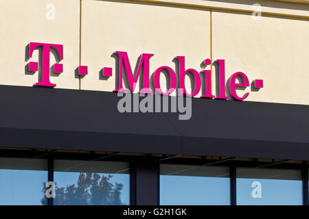 Lafayette, IN - Circa Novembre 2015: T-Mobile Wireless Retail Store I Foto Stock