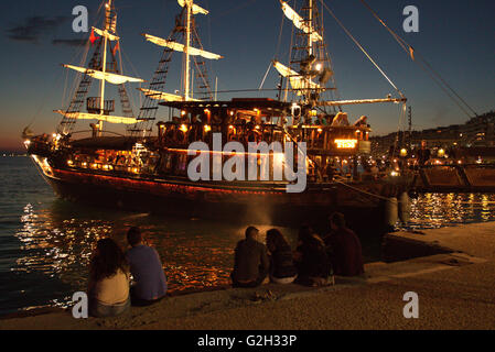 Vintage barca a vela "Arabella' cruise cafe bar in attesa di passeggeri in sul Golfo Termaico di notte, a Salonicco, Grecia. Foto Stock