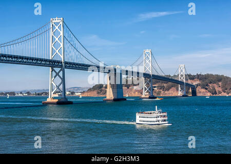 Ponte della Baia di San Francisco e traghetto Foto Stock