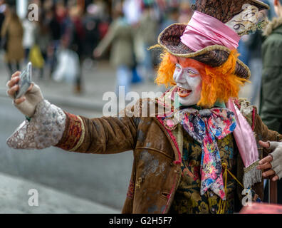 Un Mad Hatter impersonator prendendo un selfie in Camden, vicino a Camden Lock, London, Regno Unito Foto Stock