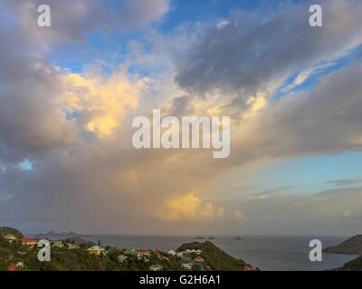 Bellissimo cielo con nuvole sopra Flammands Beach, St Barts Foto Stock