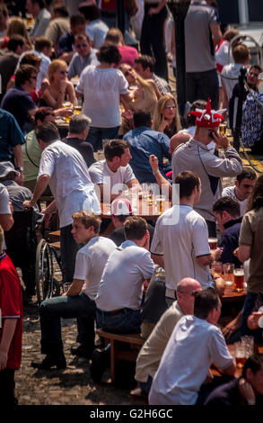 Per gli appassionati di calcio seduto fuori pub su riverside in York bere Foto Stock