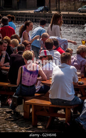 Per gli appassionati di calcio seduto fuori pub su riverside in York bere Foto Stock