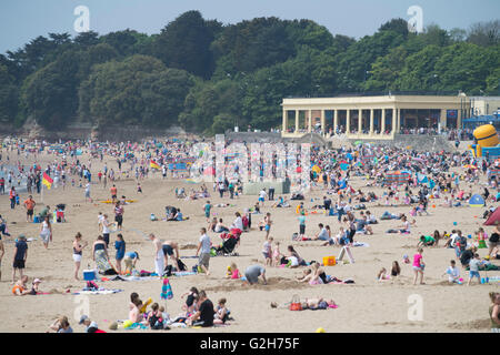 Un pranzo spiaggia affollata a Whitmore Bay, Barry Island, nel Galles del Sud, su un calde estati soleggiate giorno. Foto Stock