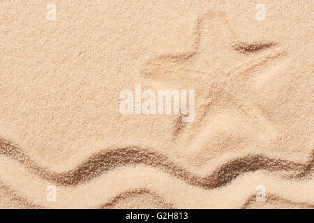Marchio di stelle marine e onda sulla sabbia. Estate spiaggia sfondo. Vista da sopra Foto Stock