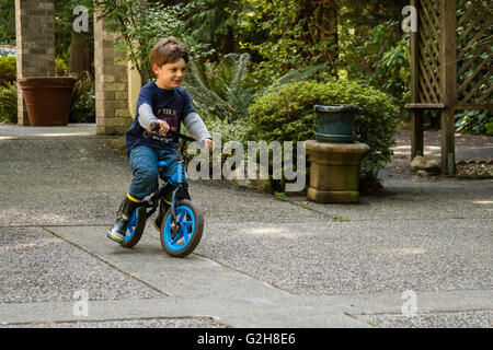 Quattro anni di old boy in mostra come egli è in grado di guidare la sua moto in Issaquah, Washington, Stati Uniti d'America Foto Stock