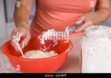 La panificazione può essere appiccicoso e gooey prima farina sufficiente è stato aggiunto alla pasta. Questo è il pane naan impasto. Foto Stock