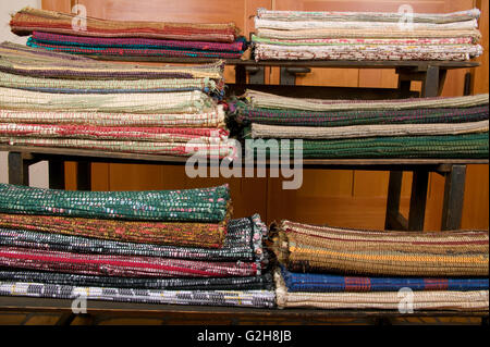 Rack di tessuti di rag di tappeti pronti per la vendita che sono state tessute su di un telaio di tessitura in Greenbank, Washington, Stati Uniti d'America che è sulla Whidbey Island. Foto Stock