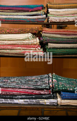 Rack di tessuti di rag di tappeti pronti per la vendita che sono state tessute su di un telaio di tessitura in Greenbank, Washington, Stati Uniti d'America che è sulla Whidbey Island. Foto Stock