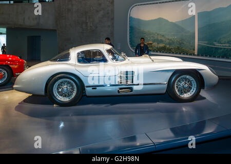 STUTTGART, Germania- 19 marzo 2016: racing car Mercedes-Benz 300 SLR Uhlenhaut coupe, 1955. Museo della Mercedes-Benz. Foto Stock