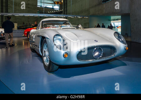 STUTTGART, Germania- 19 marzo 2016: racing car Mercedes-Benz 300 SLR Uhlenhaut coupe, 1955. Museo della Mercedes-Benz. Foto Stock