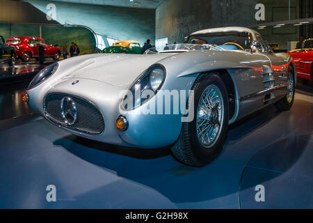 STUTTGART, Germania- 19 marzo 2016: racing car Mercedes-Benz 300 SLR Uhlenhaut coupe, 1955. Museo della Mercedes-Benz. Foto Stock