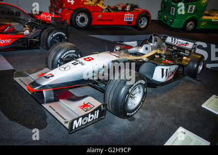 STUTTGART, Germania- 19 marzo 2016: Formula One racing car McLaren-Mercedes MP4-13, 1998. Museo della Mercedes-Benz. Foto Stock