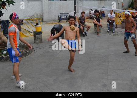 La gente del posto la riproduzione sepak takraw (kick pallavolo) a Bangkok, in Thailandia Foto Stock