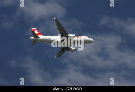 SONY DSC Swiss International Airlines Airbus A319, in atterraggio a Zurigo, Svizzera Foto Stock