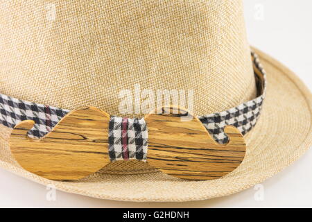 Arco in legno cravatta attorno ad un cappello. Accessori per uomo Foto Stock