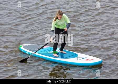 Bournemouth Dorset, Regno Unito il 30 maggio 2016. Regno Unito: meteo Paddleboarder a Boscombe su una cortina di nubi lunedì festivo Credito: Carolyn Jenkins/Alamy Live News Foto Stock