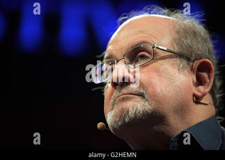 Hay on Wye, Regno Unito. Lunedì 30 Maggio 2016 Salman Rushdie Re: Festival di fieno, Hay on Wye, Galles, UK Credit: D Legakis/Alamy Live News Foto Stock